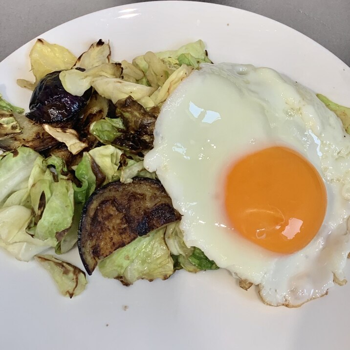 野菜炒め目玉焼きのせ